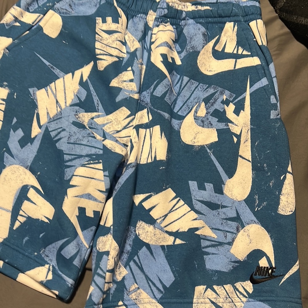 Men’s size medium Nike shorts. - Picture 2 of 3